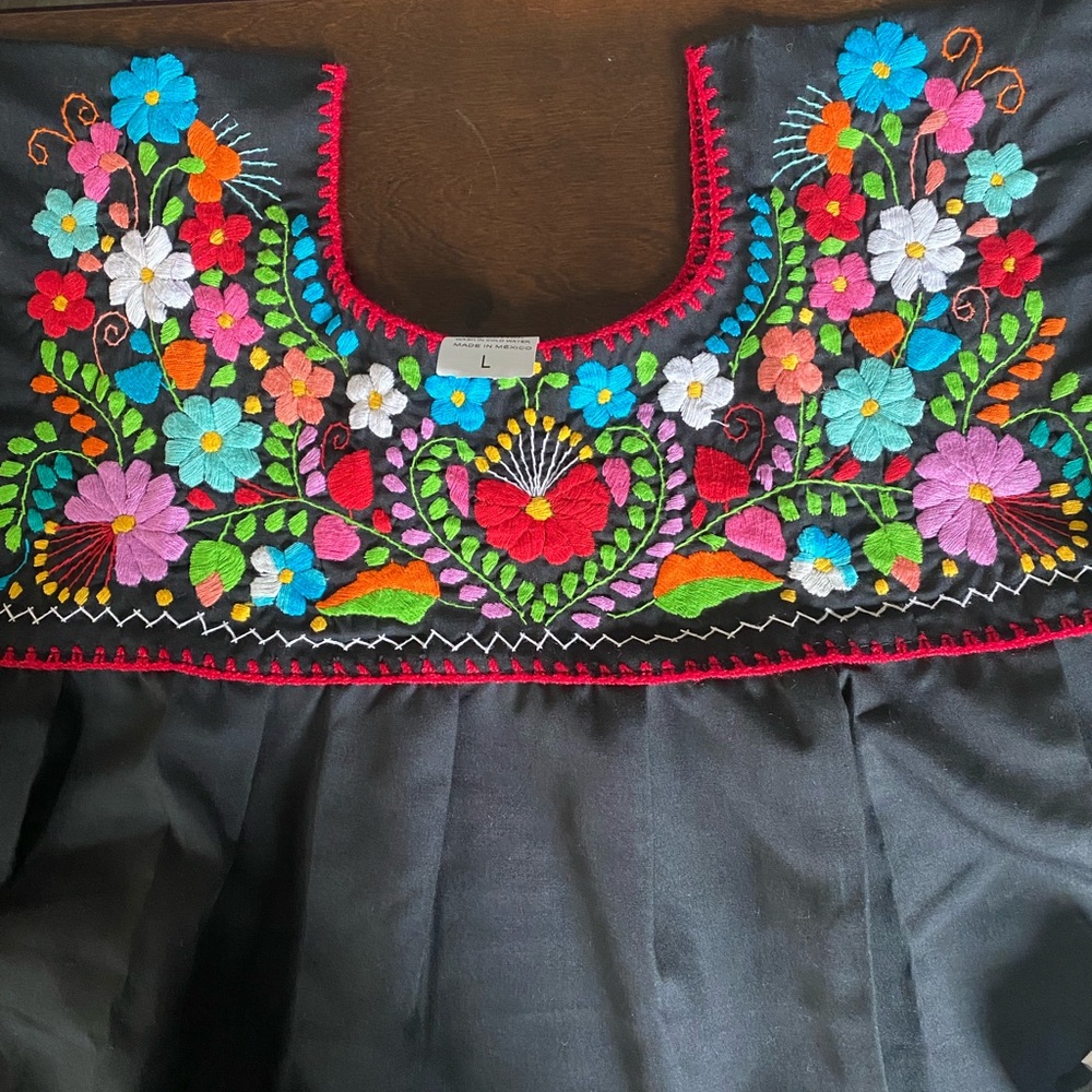 🇲🇽 NWT Traditional Mexican blouse. - Picture 2 of 5